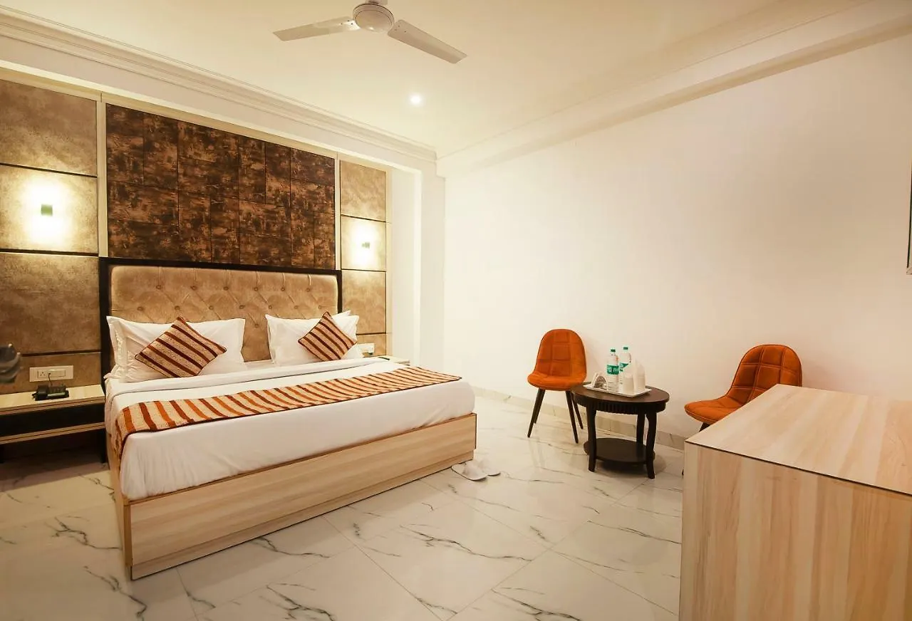 Hotel Almora New Delhi 3*,